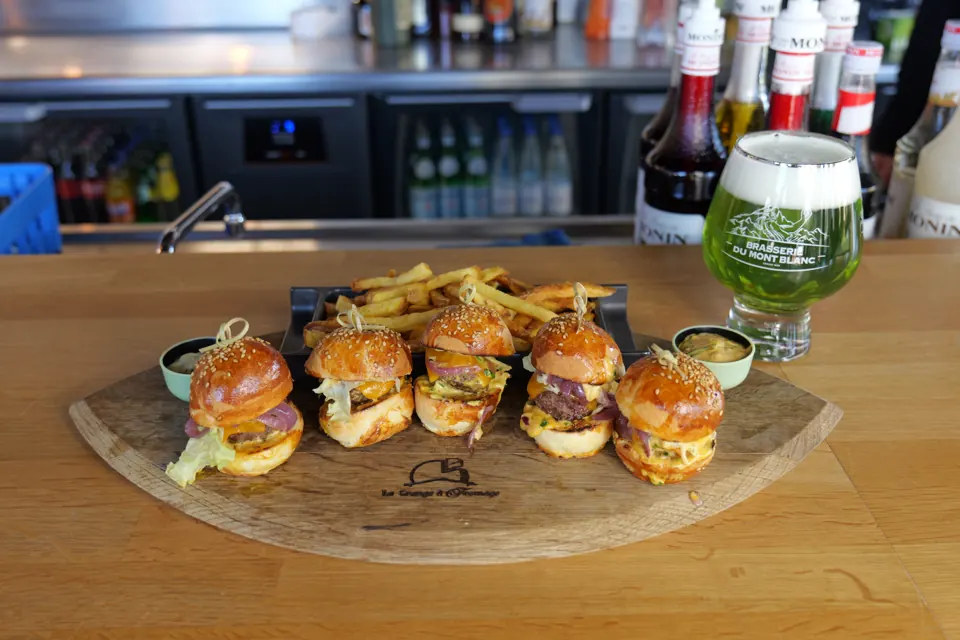 Planche de burgers maison servie au bar d'Oh ! La Vache
